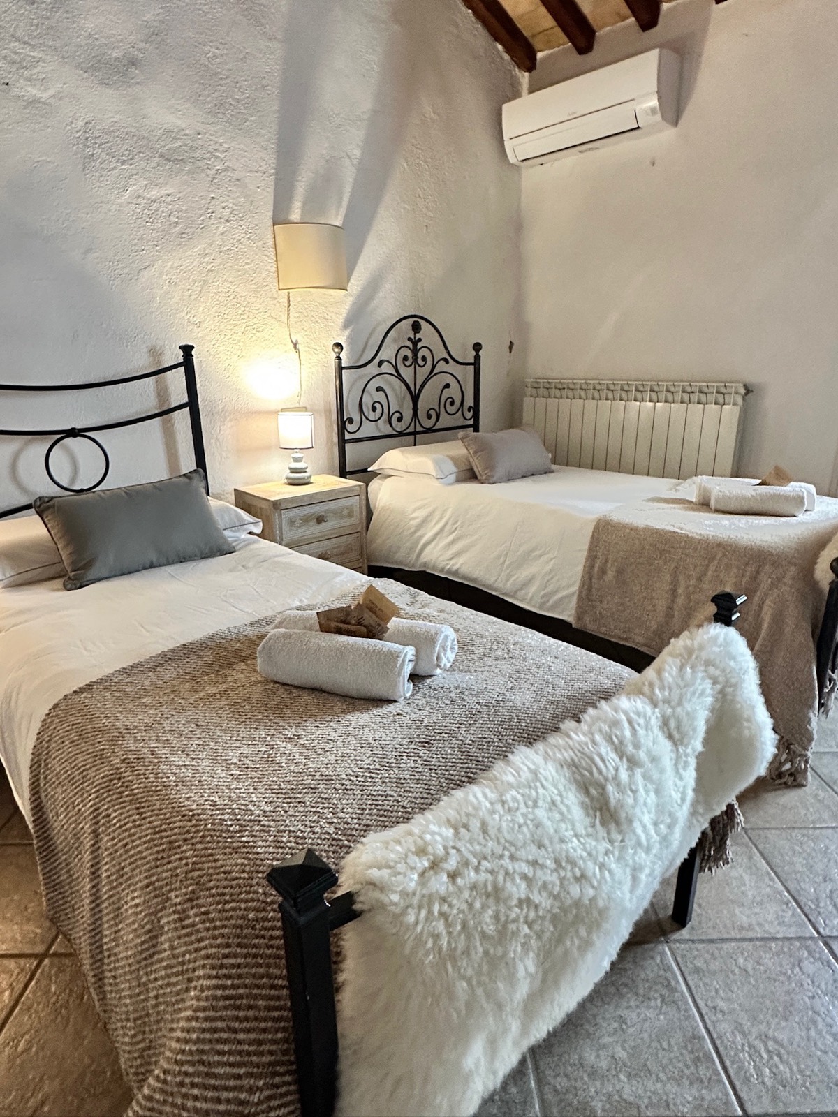 Sala dei Bambini — habitación con dos camas individuales, ideal para familias en el Agriturismo Oria