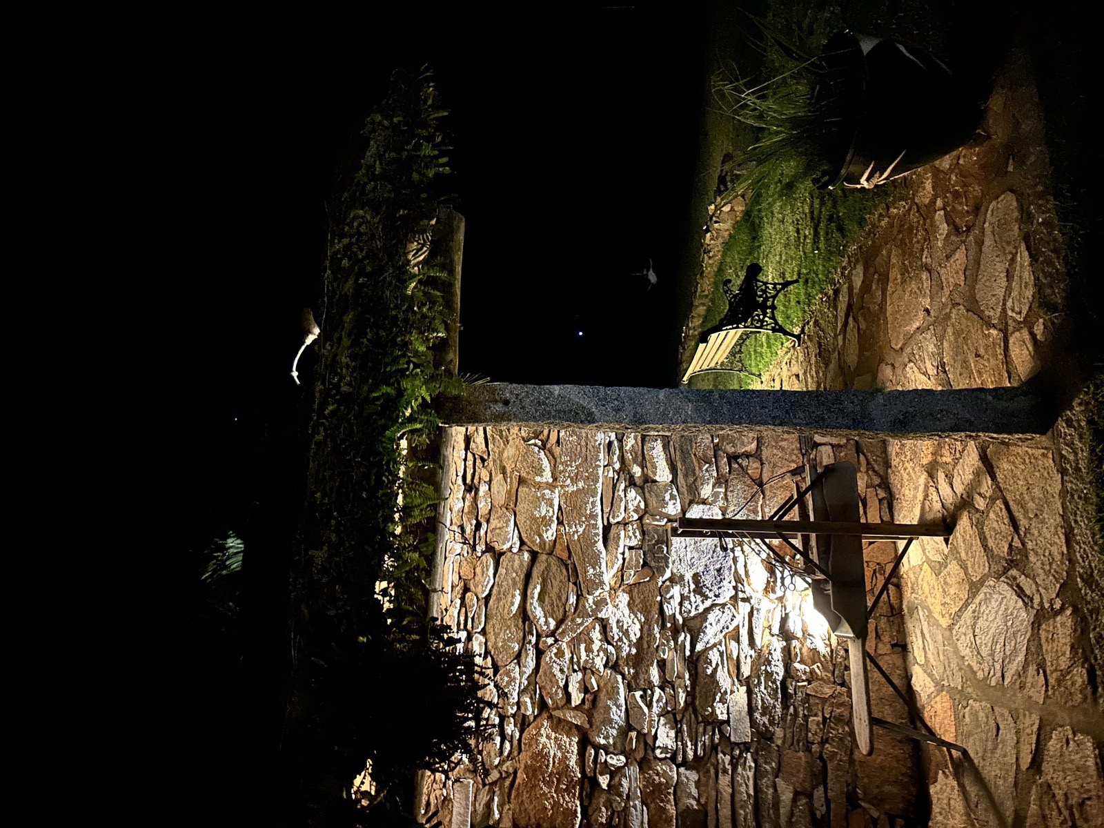Exterior nocturno del Hotel Boutique Chacras de las Cañas — piedra viva iluminada