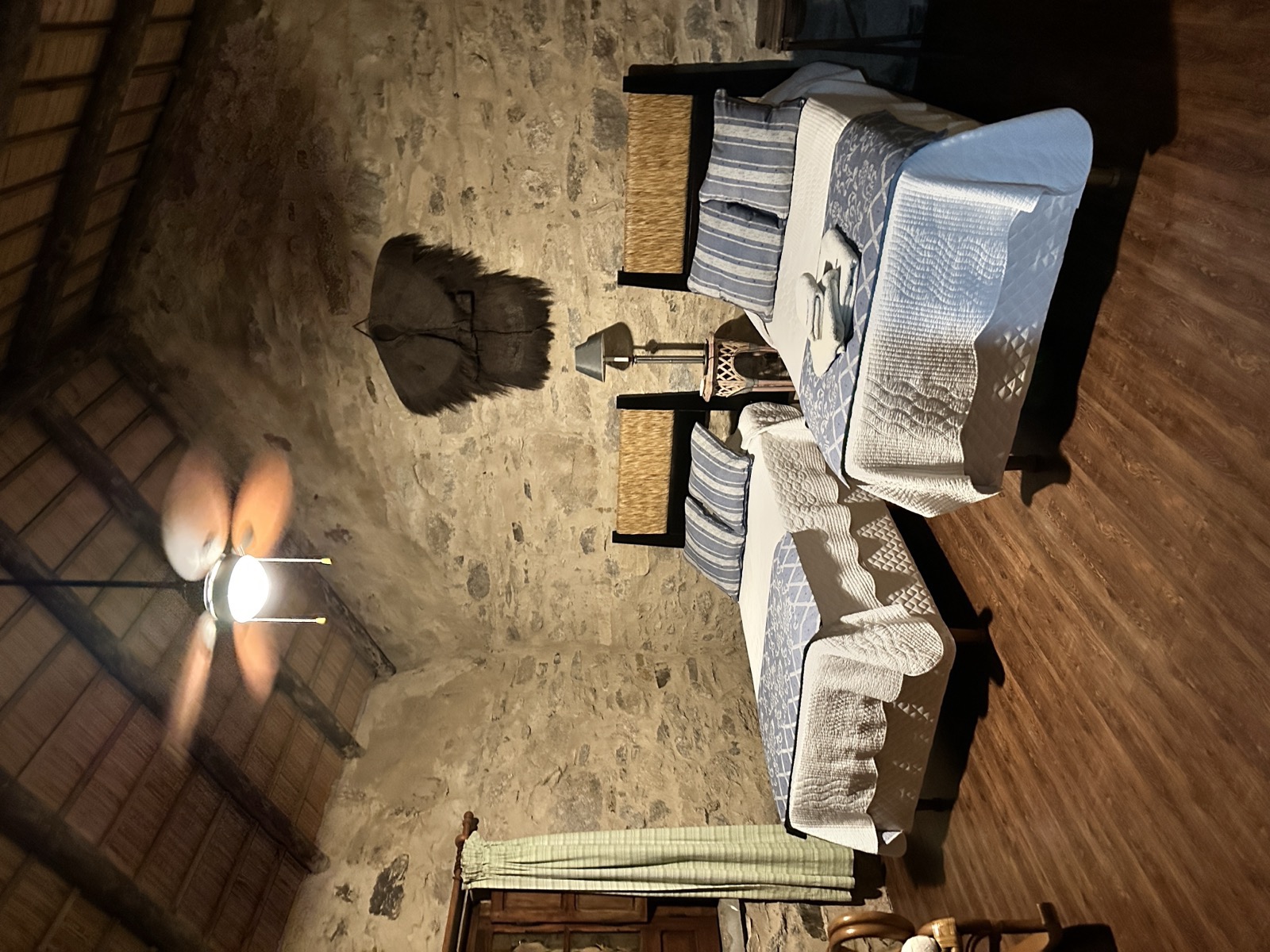Cuarto 1 — Hotel Boutique Chacras de las Cañas, paredes de piedra y madera